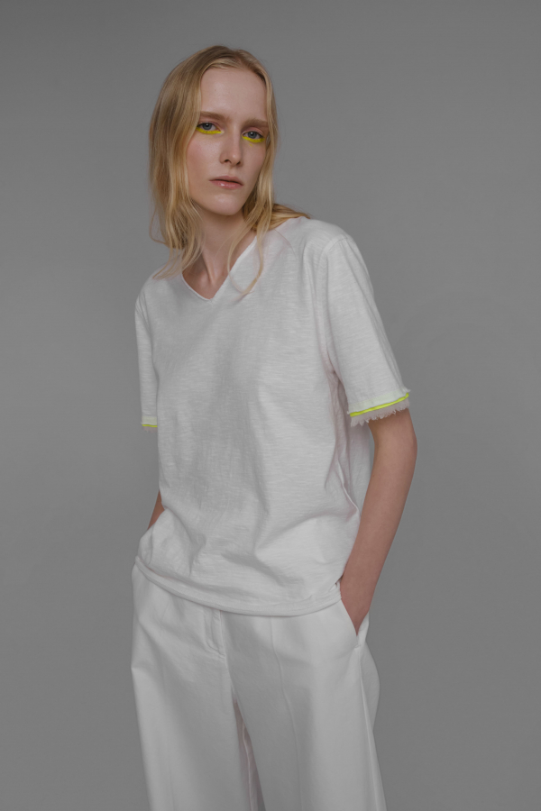 Футболка с V вырезом