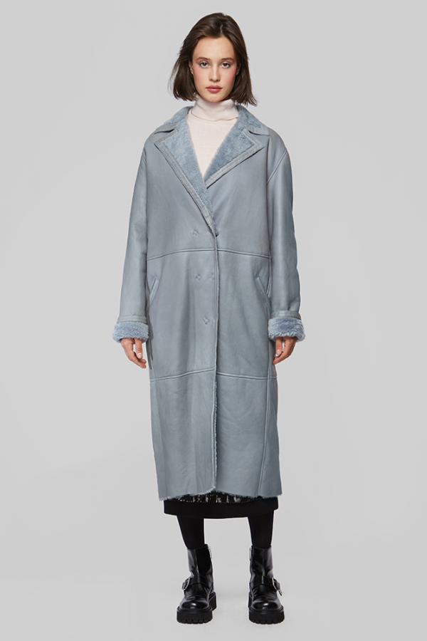 Длинная дубленка из мягкой овчины серо-голубого цвета