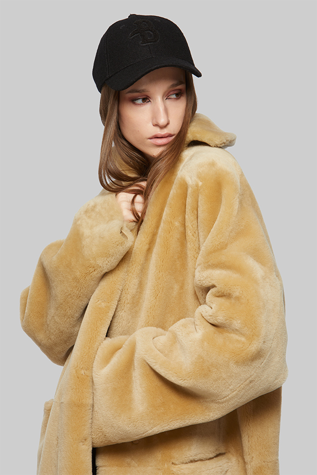 Двухсторонняя дубленка золотисто-охристого цвета  Двухсторонняя дубленка золотисто-охристого цвета