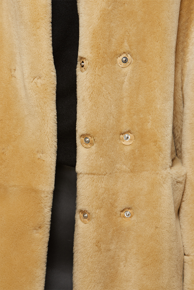 Двухсторонняя дубленка золотисто-охристого цвета  Двухсторонняя дубленка золотисто-охристого цвета