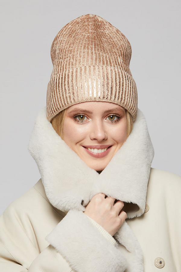 Светло-бежевая шапка с полным накатом