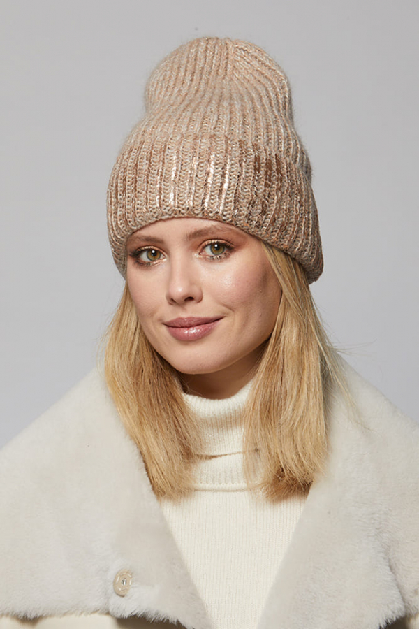  Бежевая шапка с накатом и нитями металлическими