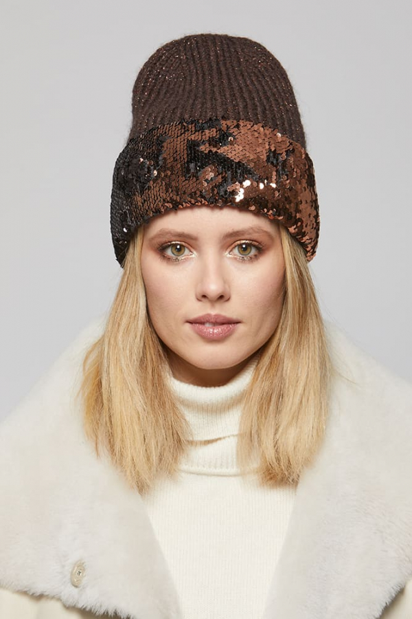 Коричневая шапка с пайетками