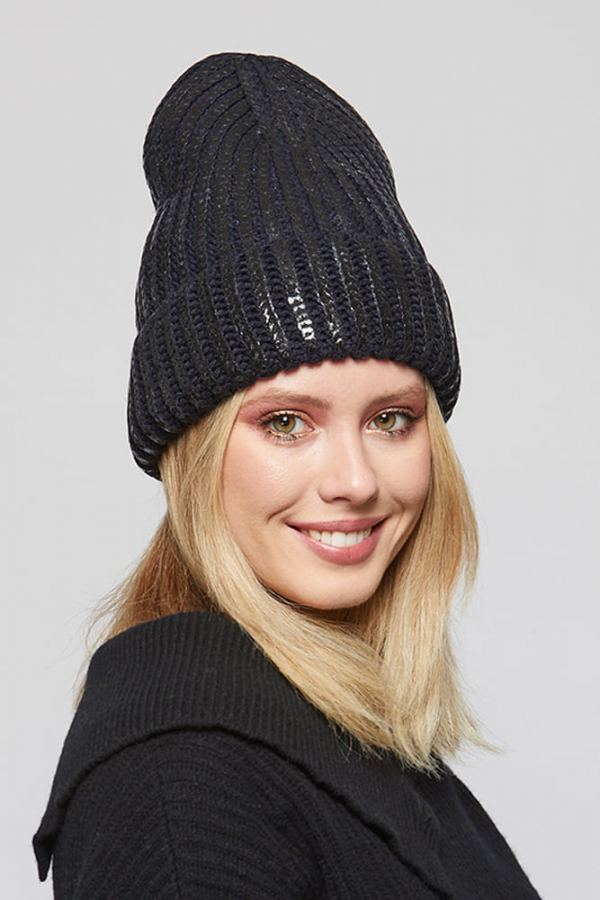 Темно-синяя шапка с накатом